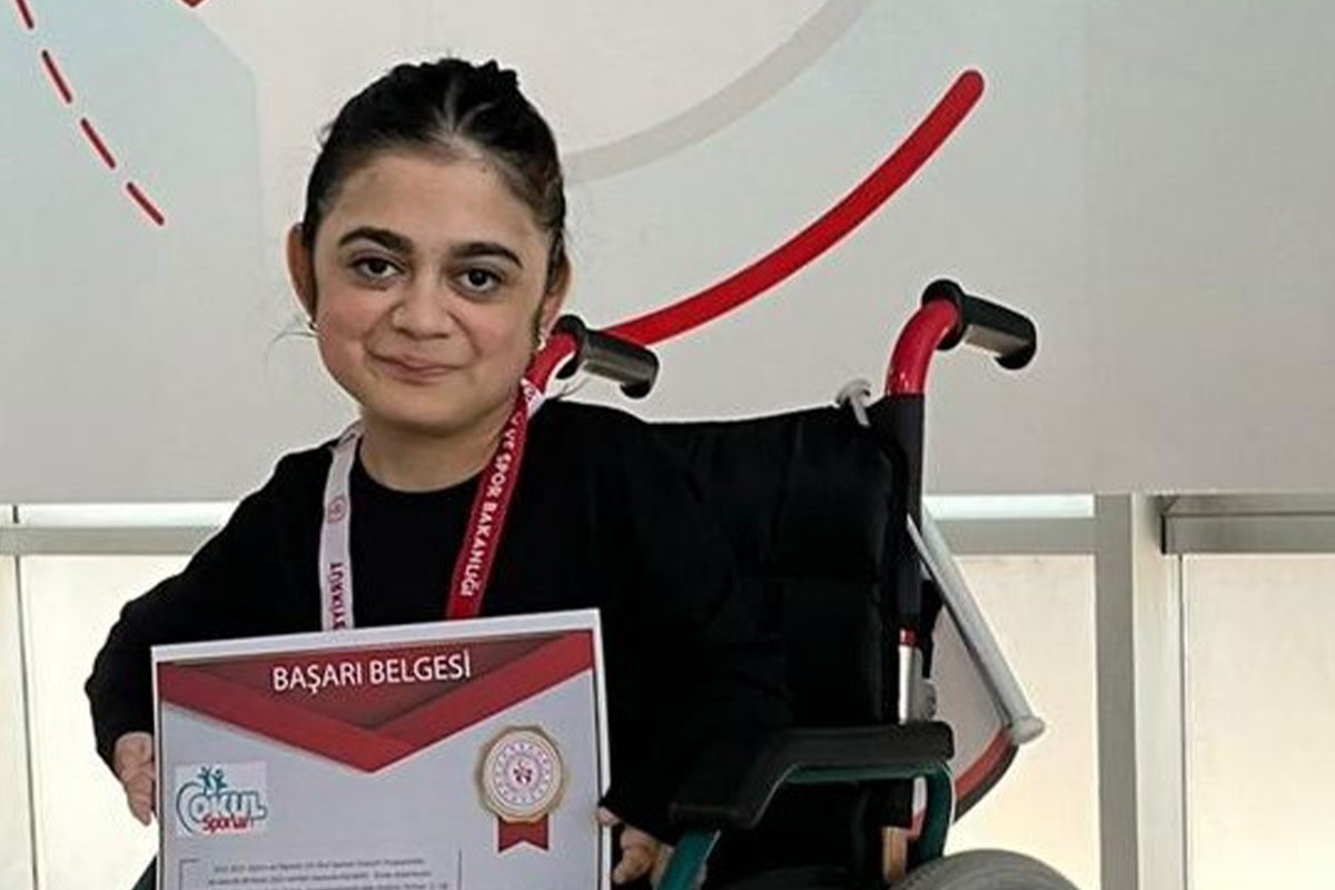 Bedensel engelli Selen, tedavi amaçlı başladığı yüzmede Türkiye şampiyonu oldu