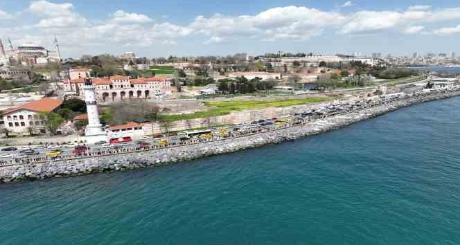 TCG Anadolu Gemisini ziyaret etmek için vatandaşlar kilometrelerce kuyruk oluşturdu