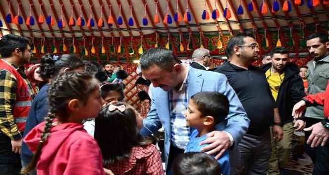 Çanakkale Valisi İlhami Aktaş, Pazarcık’ta depremzede vatandaşlarla bayramlaştı