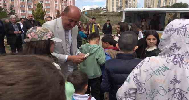 Çocukları mutlu eden bayram geleneği: Harçlık ve pamuk şeker dağıtıldı