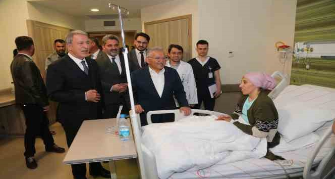 Bakan Akar ile Başkan Büyükkılıç’tan hastanede bayram ziyareti