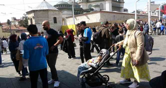 Bayram nedeniyle vatandaşlar Taksim’e akın etti