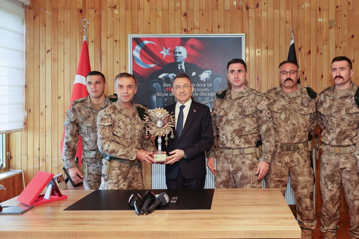 Cumhurbaşkanı Yardımcısı Oktay, özel harekat polisleriyle bayramlaştı