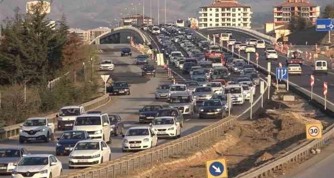 43 ilin geçiş güzergahında trafik kilit: Tatilciler dönüş yoluna geçti