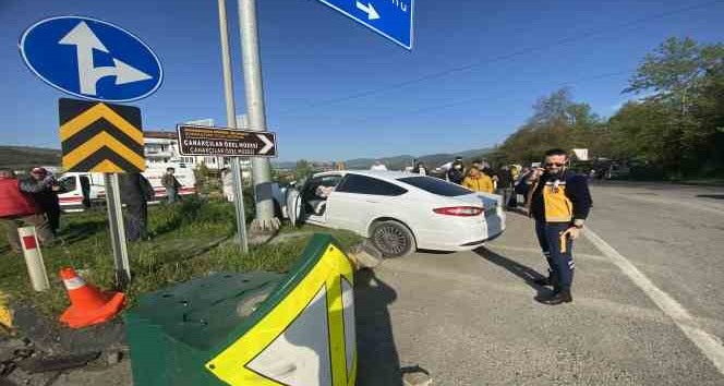 Zonguldak’ta direksiyon hakimiyetini kaybeden sürücü direğe çarptı
