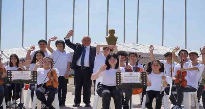 Depremzede öğrenciler, "Bir Başkadır Benim Memleketim" şarkısını seslendirdi