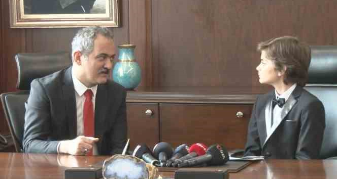 Bakan Özer, koltuğunu 5’inci sınıf öğrencisi Kaan Can İl’e devretti