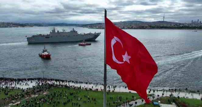 TCG Anadolu demir aldı, o anlar dron ile görüntülendi