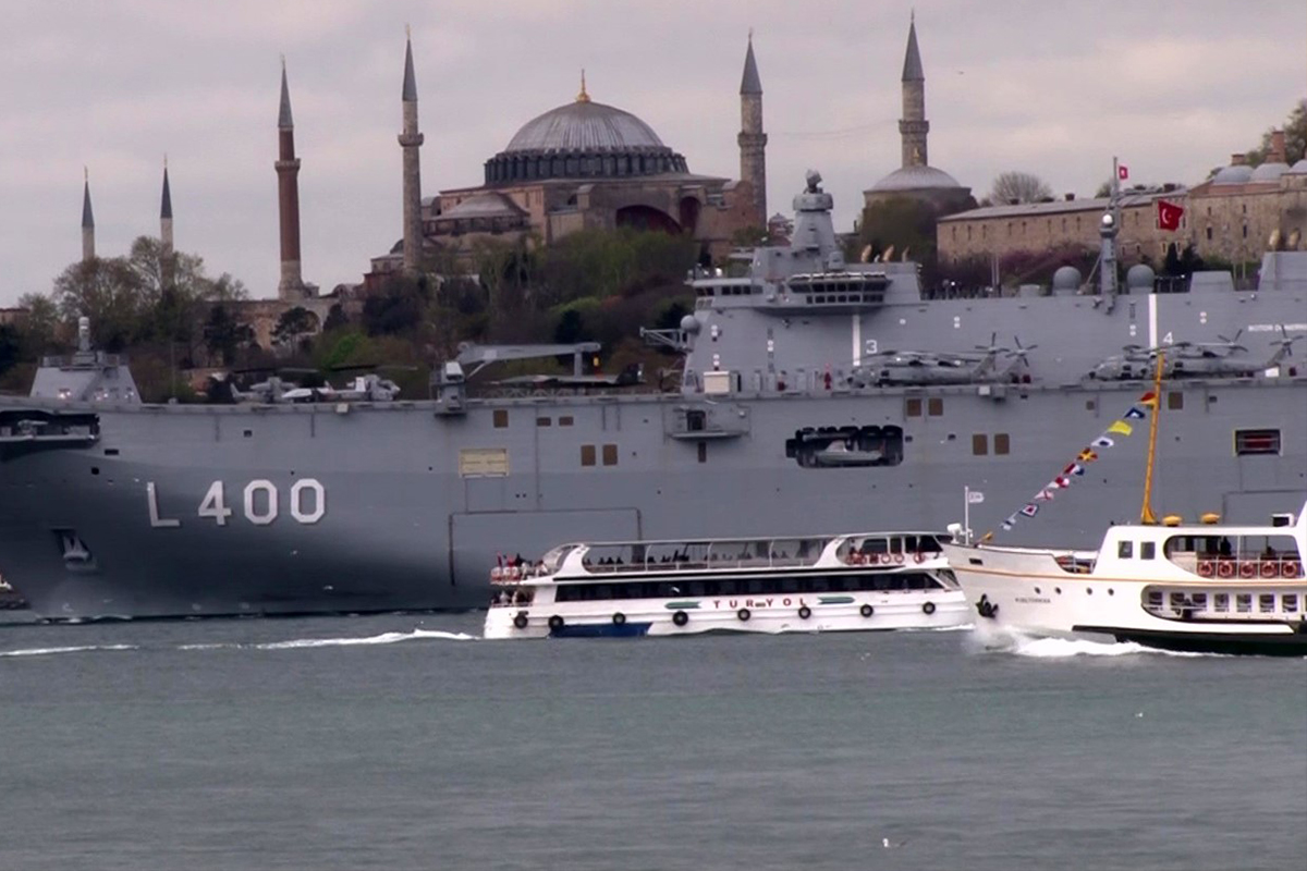 TCG Anadolu, İstanbul Boğazı’nda seyretti