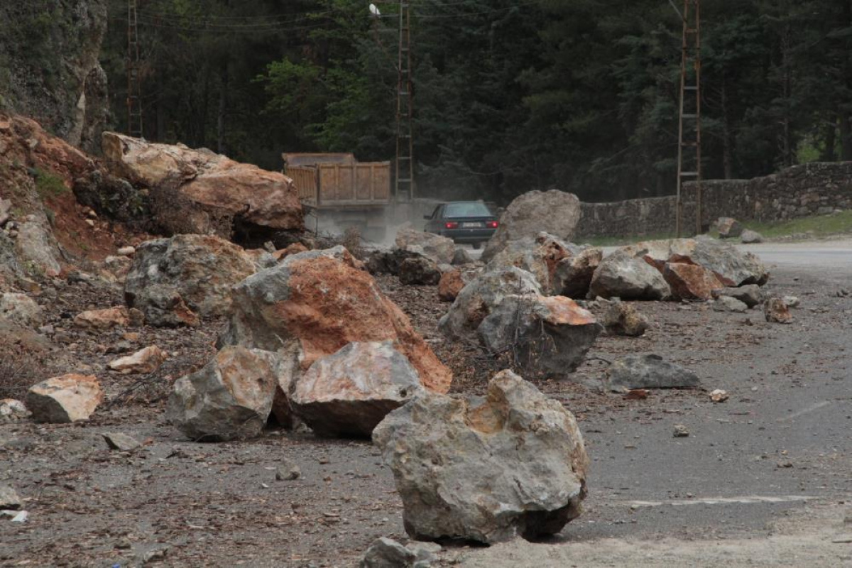 Hatay&#039;da deprem tonlarca ağırlığındaki kayaları yerinden böyle koparmış