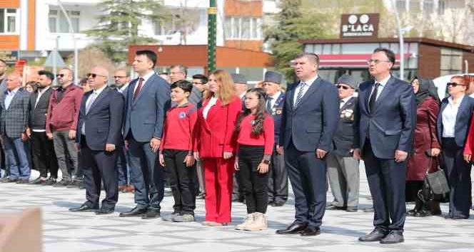 Burdur’da 23 Nisan kutlamaları çerçevesinde çelenk sunma töreni gerçekleştirildi