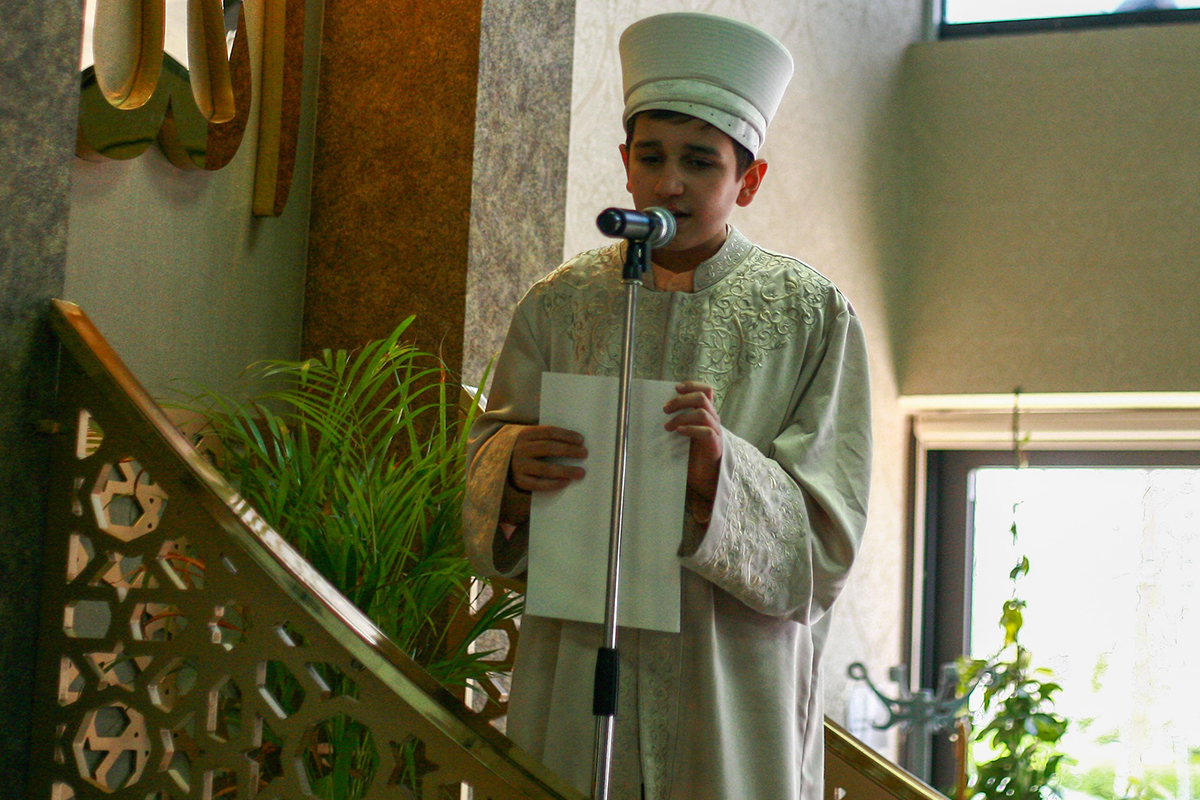 Görme engelli depremzede parmaklarıyla Kur'an-ı Kerim'i görerek hafız oldu