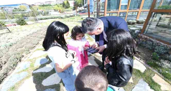 Ertuğrul Başkan, bayram sevincini vatandaşlarla paylaşıyor
