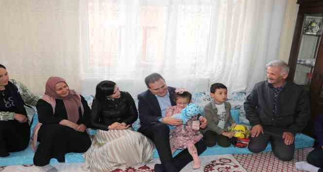 Vali Akbıyık şehit aileleri ve depremzedelerin bayramını kutladı