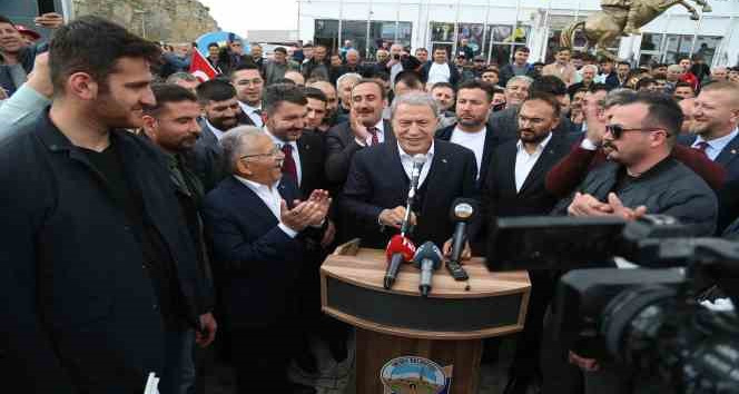 Bakan Akar: "Büyük ve Güçlü Türkiye İçin Hep Beraber Çalışıyoruz"