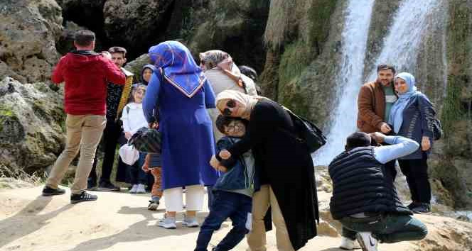 Girlevik Şelalesi bayramda da vatandaşların uğrak yeri oldu