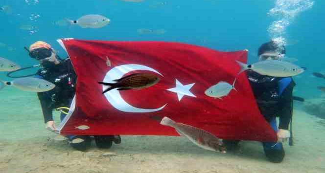 Denizin dibinde Türk Bayrağı açtılar