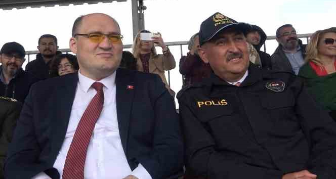 Belediye başkanı çocukluk hayalini 23 Nisan’da gerçekleştirdi: Polis üniforması giyip programa katıldı