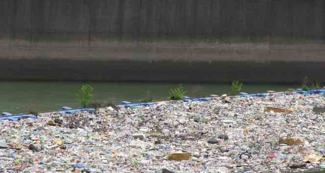 Baraj suları çekildi, çevre köylerden dökülen çöp ve kirli tabaka ortaya çıktı
