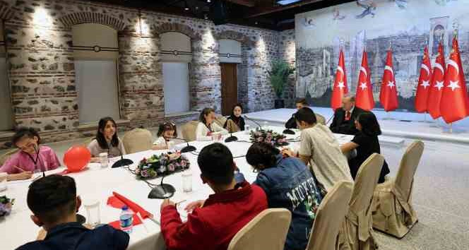 Cumhurbaşkanı Erdoğan Dolmabahçe Ofisi’nde depremzede çocukları kabul etti