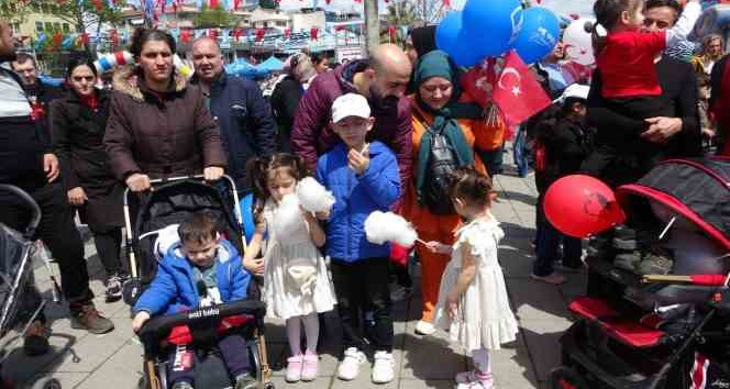 Pendik’te 23 Nisan kutlamalarında çocuklar doyasıya eğlendi