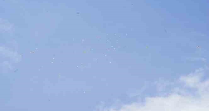 23 Nisan çocukları, depremde ölen çocuklar için gökyüzüne balon bıraktı