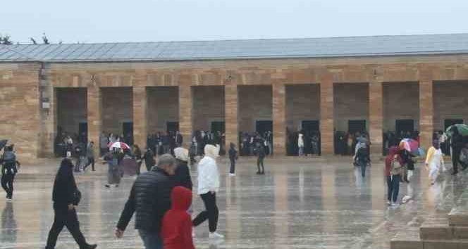 Kılıçdaroğlu, Anıtkabir’e gelen çocuklarla sohbet etti