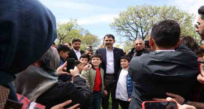 Bakan Murat Kurum, "Tüm gençlerimize birlikte, Türkiye Yüzyılı’nı armağan edeceğiz ve ülkemizin nice egemenlik bayramlarını işte burada olduğu gibi büyük bir coşku içerisinde, büyük bir mutluluk içerisinde hep birlikte kutlayacağız"