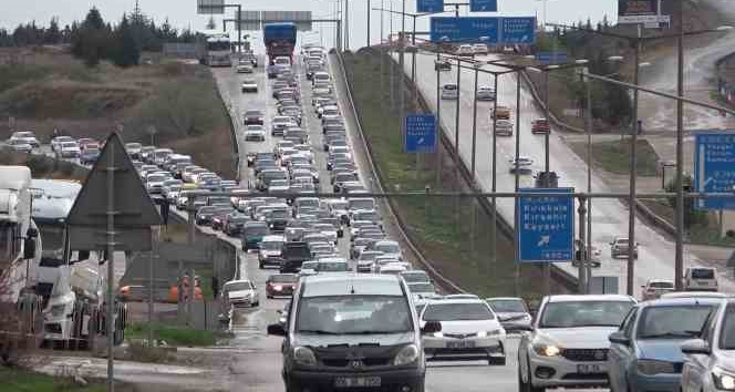 43 ilin geçiş güzergahında trafik kilit: Kilometrelerce araç kuyruğu oluştu