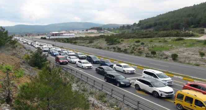 Muğla’da kilometrelerce tatilci kuyruğu