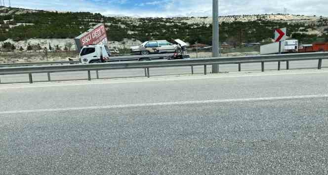 Tekeri kopan araç yoldan çıkıp reklam tabelasına çarptı: 1’i bebek 4 yaralı