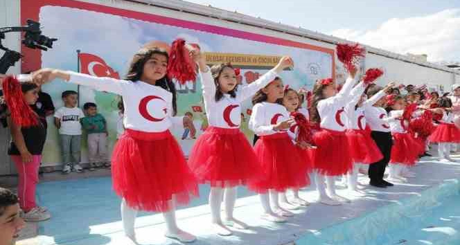 Hatay’da afetzede çocuklar dünya barışı için güvercin uçurdu