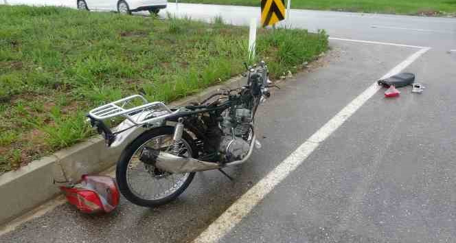 Otomobille çarpışan motosiklet sürücüsü hayatını kaybetti