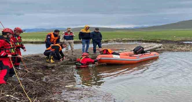Nehirde hayvanlarını kurtarmak isterken kayboldu