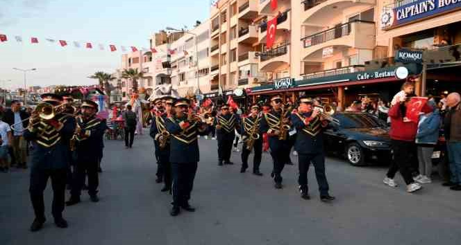 Kuşadası’nda 23 Nisan korteji renkli görüntülere sahne oldu