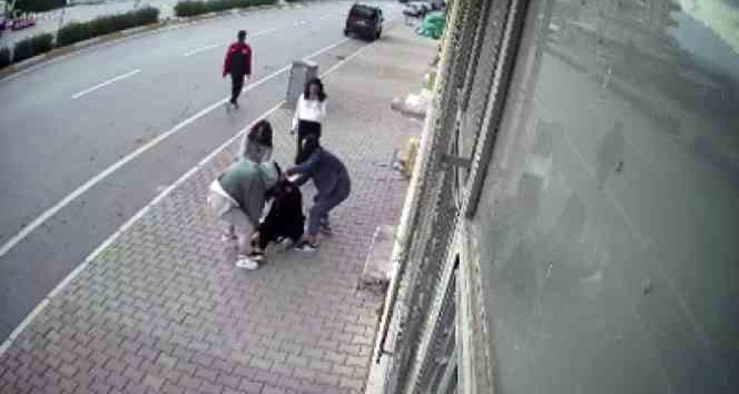 Kızların tekme tokat kavgası güvenlik kamerasına yansıdı