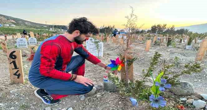 Depremde ölen çocukların mezarlarına rüzgar gülü bıraktılar