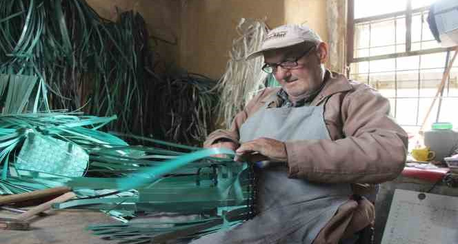 Felçli haliyle plastik atıklardan çanta yapıyor