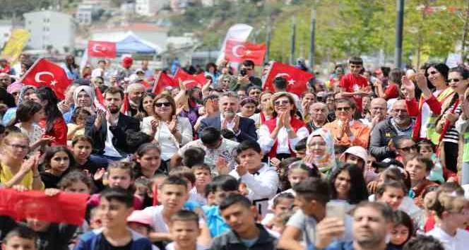 Bayraklı ve Selçuk’ta 23 Nisan’da çocuklar doyasıya eğlendi