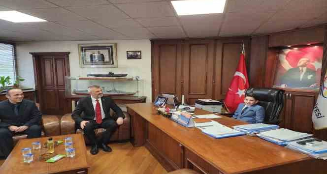 Başkan Sezer, koltuğunu Melih’e devretti