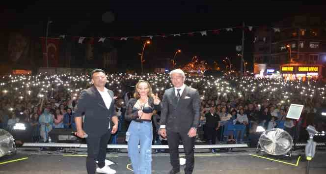 Derya Uluğ Marmaris’te 23 Nisan konseri verdi