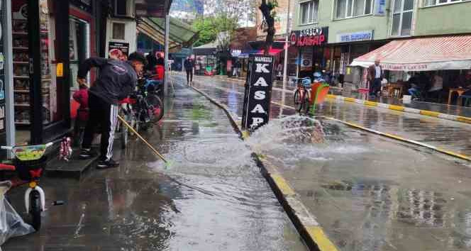 Iğdır’da vatandaşlar yağmura hazırlıksız yakalandı