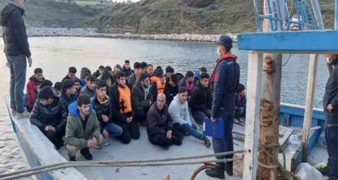 Ezine açıklarında 81 kaçak göçmen ile 3 göçmen kaçakçılığı şüphelisi yakalandı