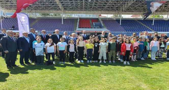 Akşehir Belediyesi’nden çocuklara bayram şenliği