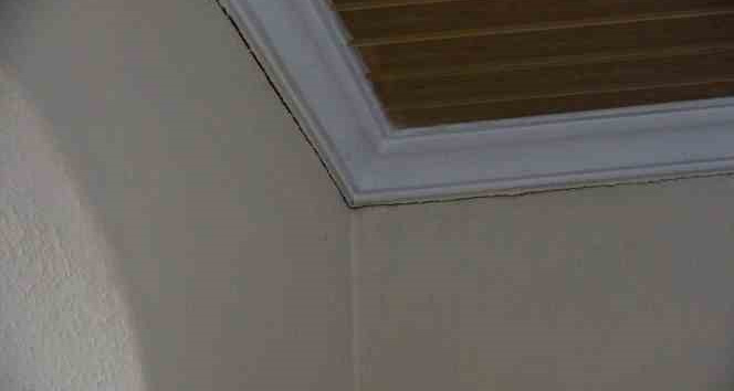 Sallanan istinat duvarı evleri tehdit ediyor