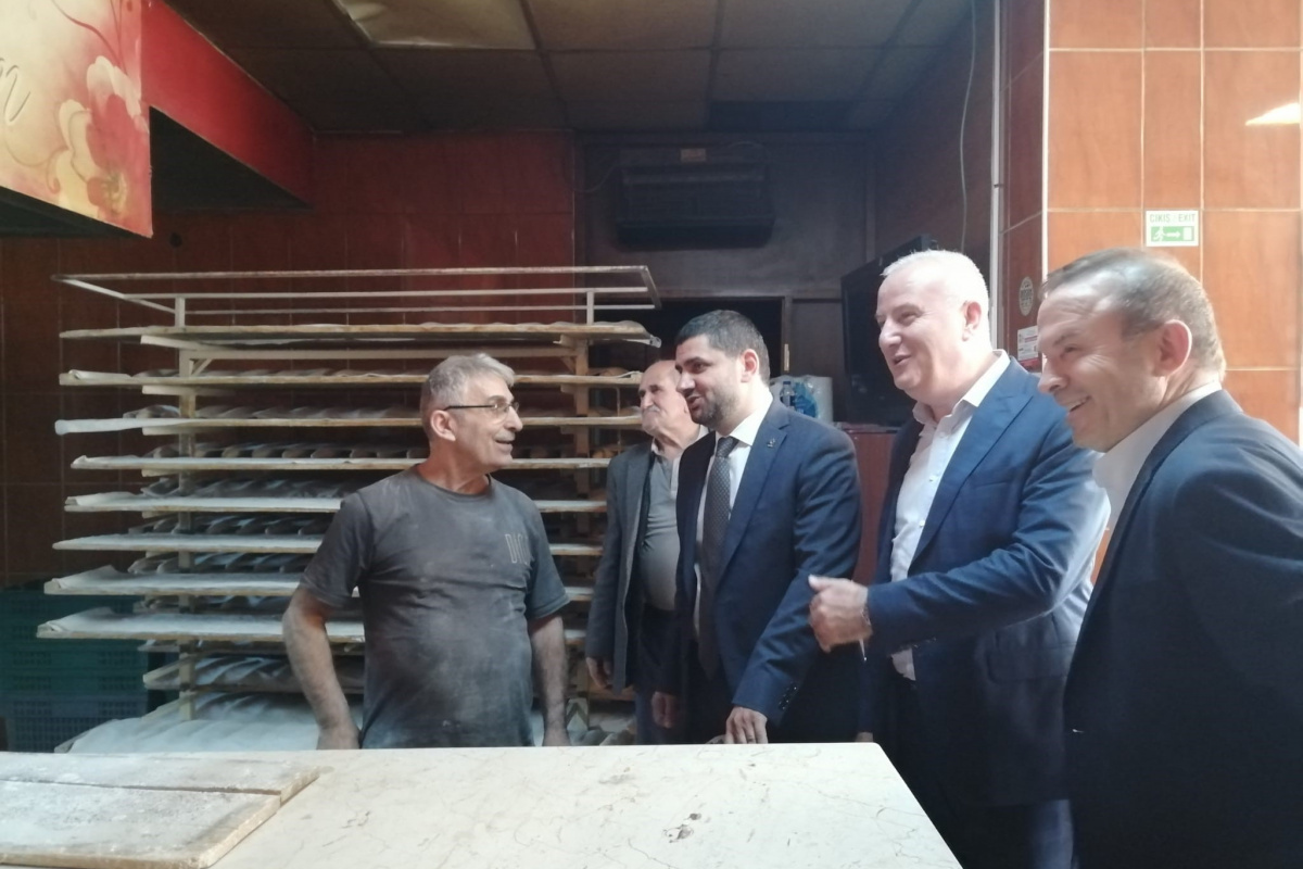 AK Parti Milletvekili adayı Yahya Çelik Sultanbeyli esnafını ziyaret etti