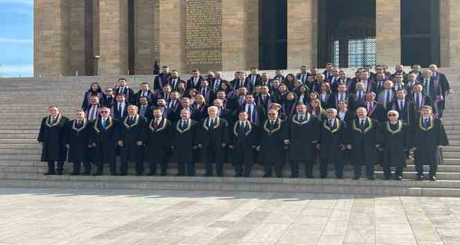 AYM Başkanı Arslan, Anıtkabir’i ziyaret etti