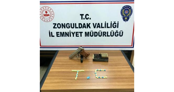 Polisi görünce uyuşturucu hapları yere atarak kurtulmaya çalıştı
