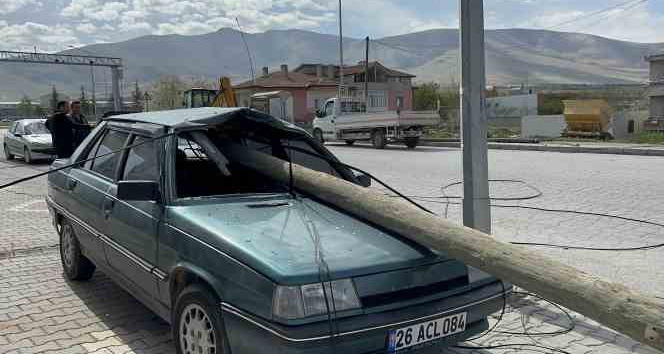 Telefon direği otomobile ok gibi saplandı