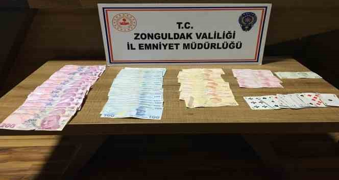 Kıraathanede kumar oynarken yakalandılar